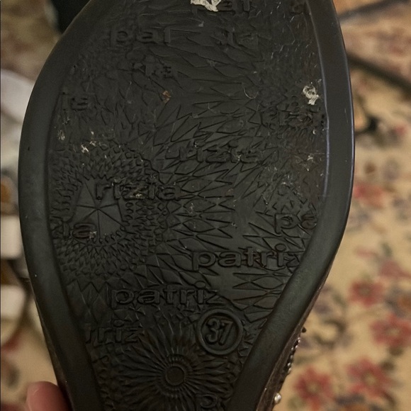 Elegant Black and Silver Open-Toe Sandals - Picture 9 of 12